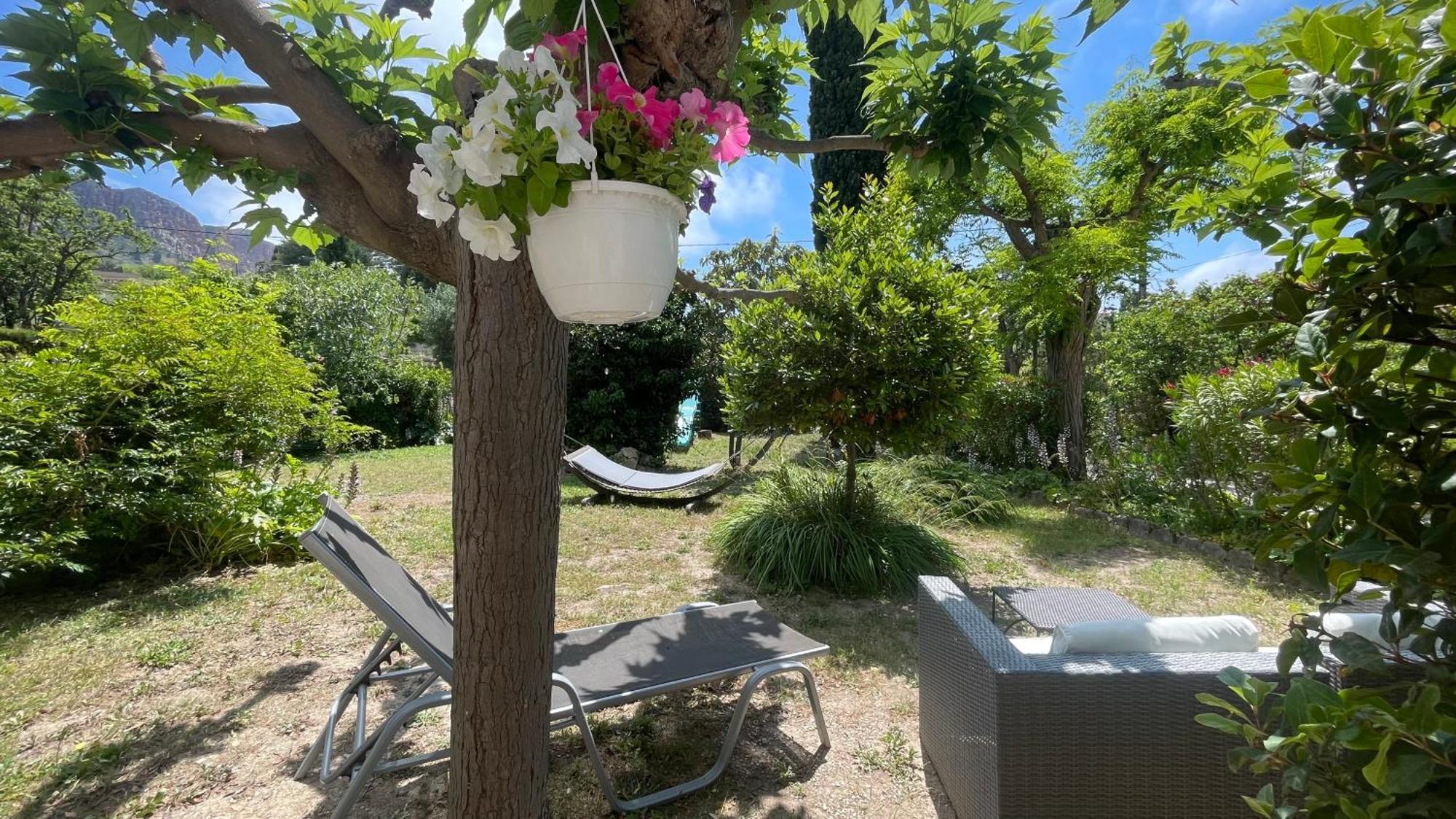 Large Private Garden, Quiet 2-Bedroom Apartment, Air Conditioning, Wifi, Parking Cassis Kültér fotó